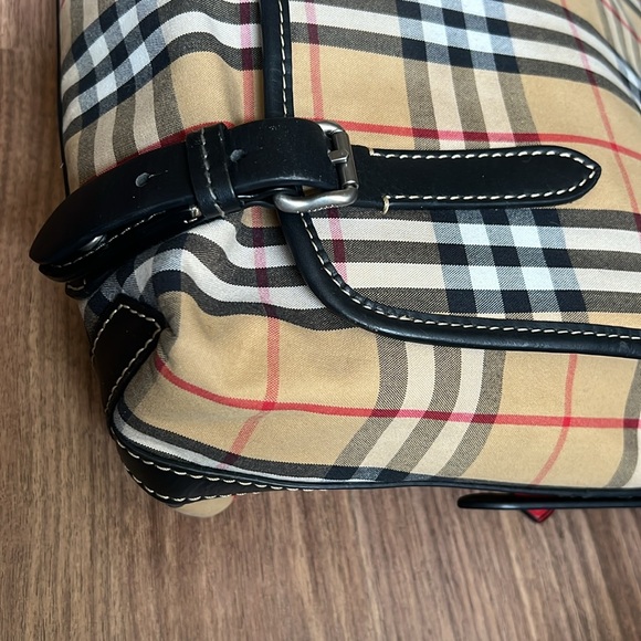 A212 - ๐ฏ % authentic Burberry messenger crossbody bag - Picture 13 of 16